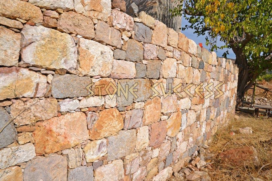Подпорная стена из камня сухой кладкой