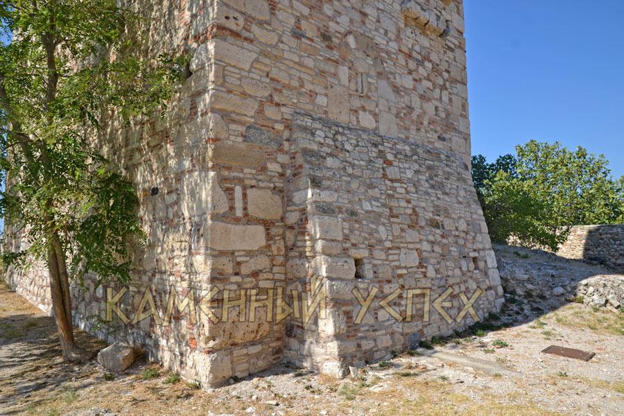 каменные стены замка. Византийская кладка