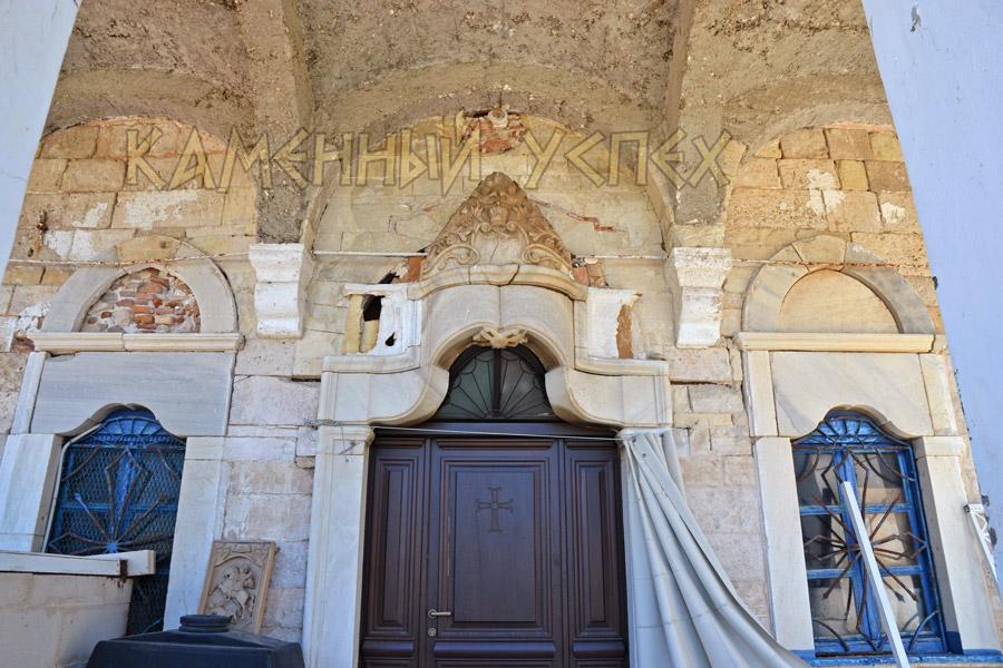 царские врата храма из камня