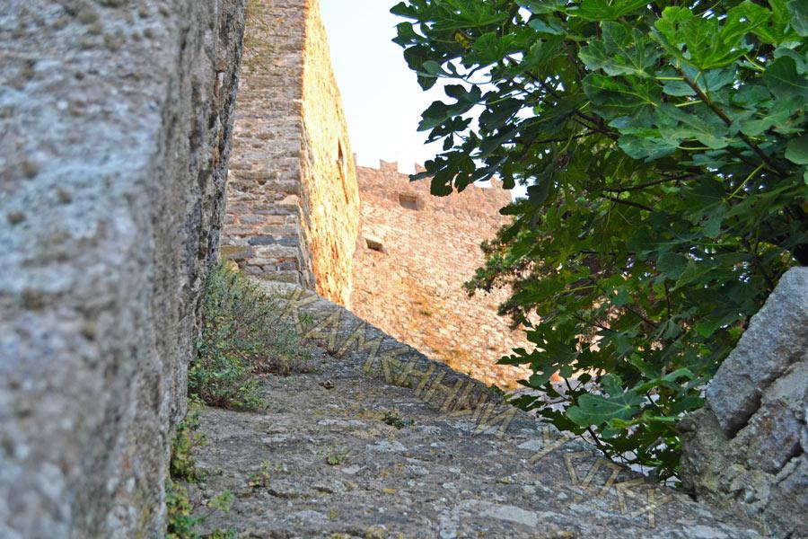 каменные стены монастыря