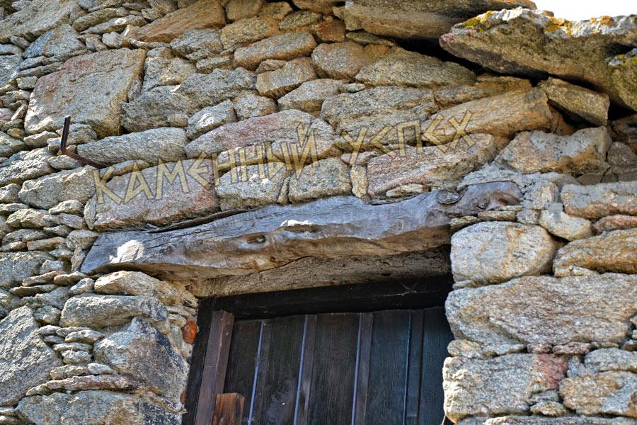 Деревянная дверная перемычка дверного проема в каменном доме