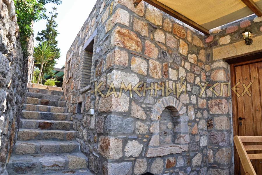 Строительство дома, лестницы и подпорной стены из натурального камня