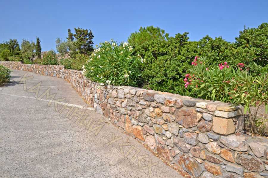 Забор из природного камня на вилле