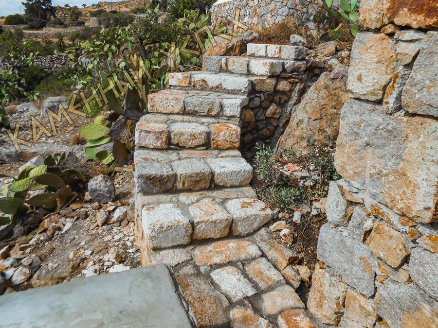 полукруглая лестница из камня