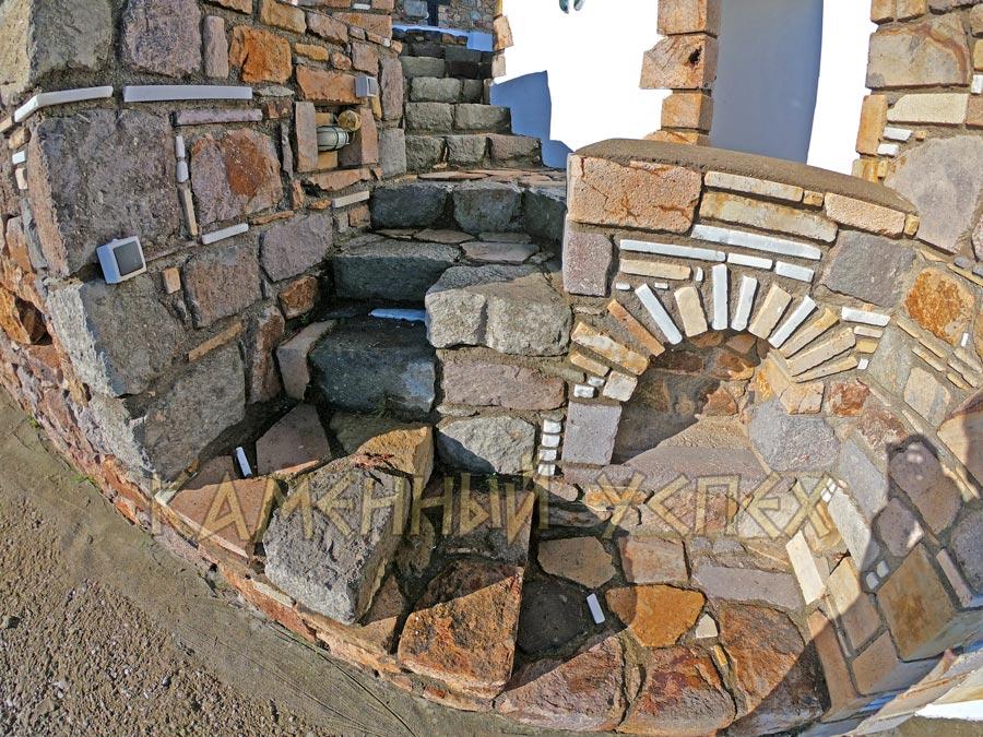 арка-ниша лестница из камня