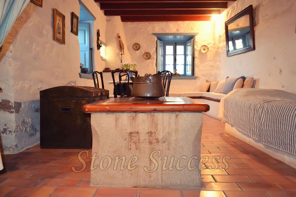 каменный кухонный стол