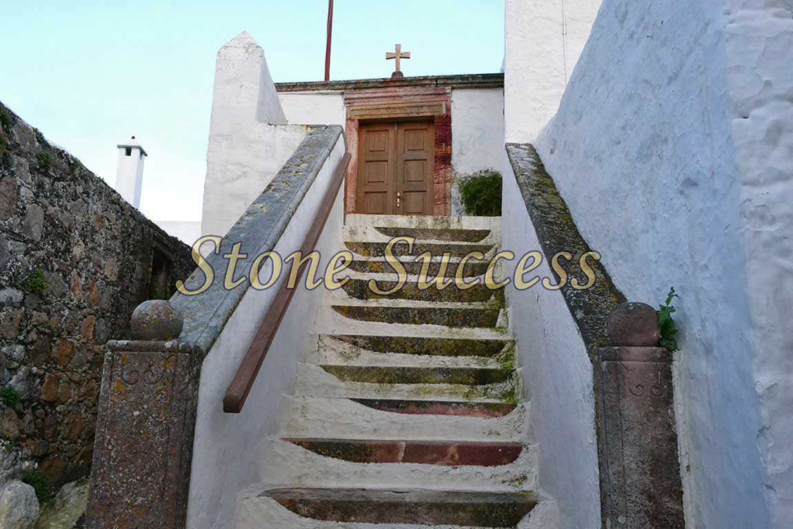вход в монастырь каменная лестница с колоннами