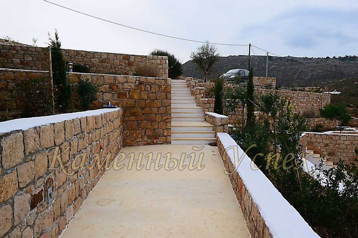 лестница из каменных плит и мрамора
