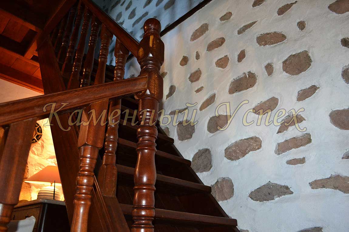 деревянная лестница в каменном доме