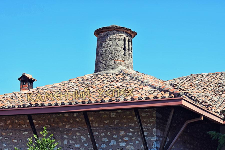 Метеоры Греция монастырь черепичная крыша