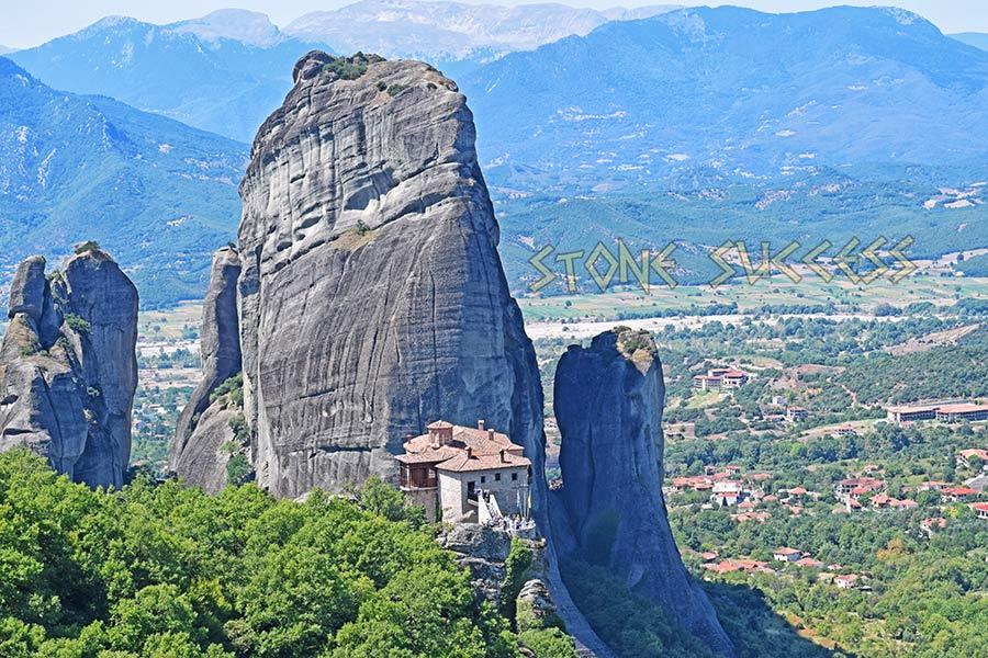 Метеоры Греция монастырь на валунах из камня