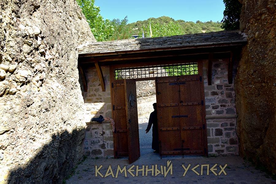 ворота монастыря Метеоры Греция