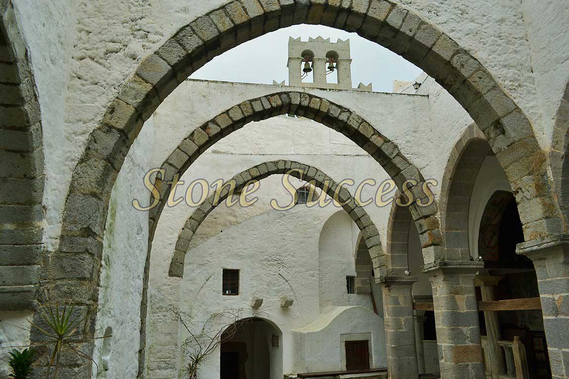монастырь каменные своды Иоанн Богослов Греция