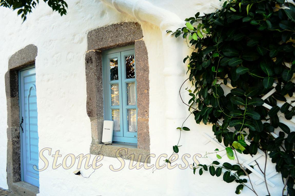 окно в греческом доме