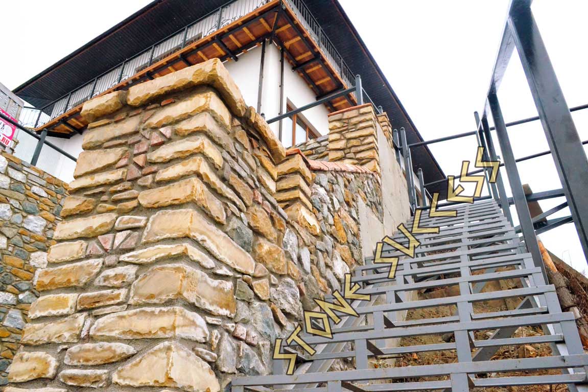 лестница у каменного дома