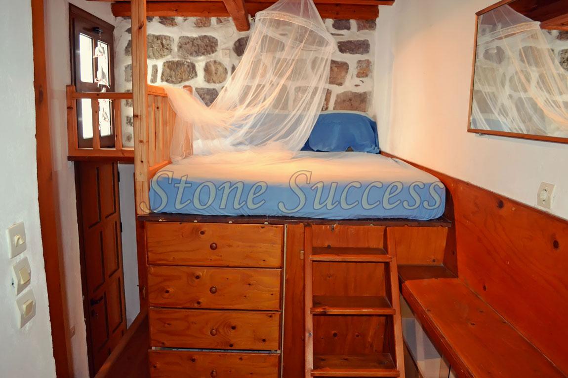 кровать с балдахином в каменном доме