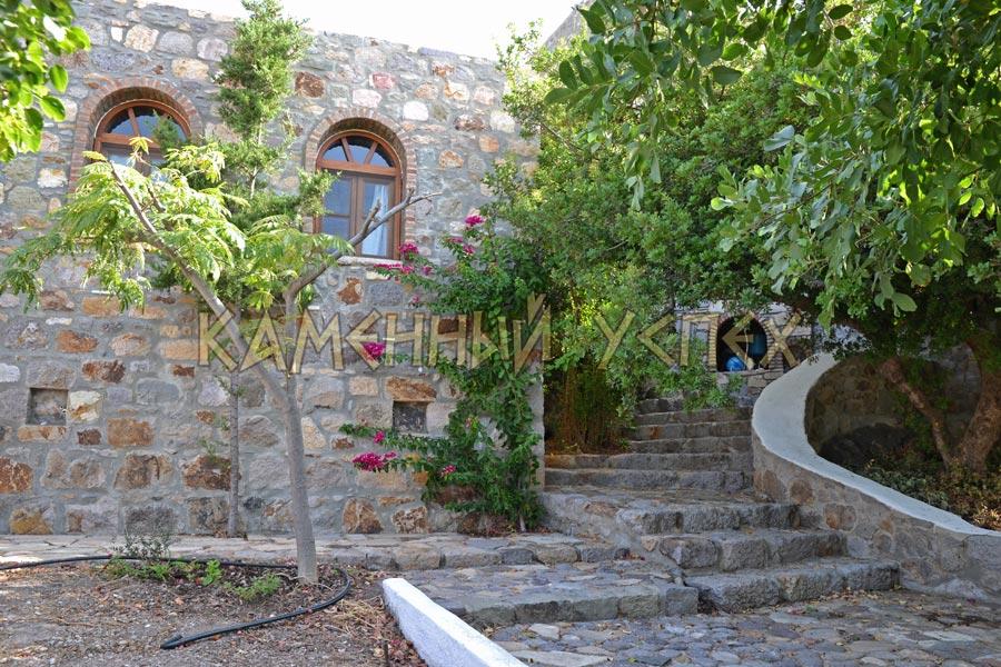 Каменный дом с лестницей